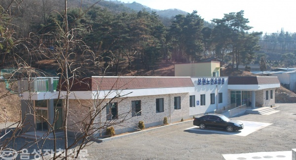 ▲ 보현노인요양원의 전경. 뒤편으로는 두타산이 앞편으로는 초평호가 펼쳐져 수려한 곳에 위치하고 있다.