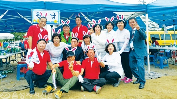 ▲ 지난해 맹동초등학교에서 열린 가족체육대회에 참가한 회원들이 기념사진을 찍었다.