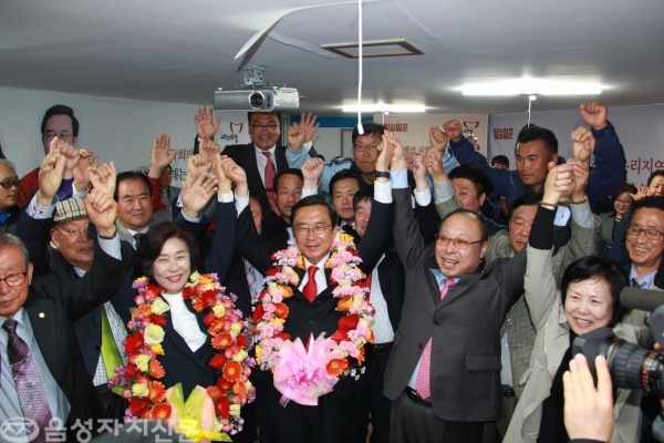 4.13 총선 증평. 진천. 음성 선거구에서 당선된 경대수 의원이 부인 안승화 씨와 지지자의 손을 잡고 환호하고 있다.