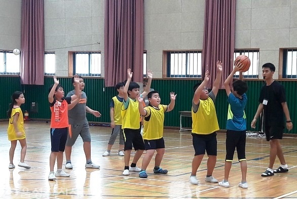  '다문화 어울림 캠프'에 참가한 학생들이 한국교원대학교에 재학 중인 예비교사와 함께 농구를 하며 즐거워하고 있다.