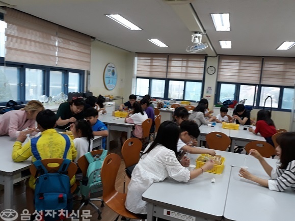 ◀ 대소초등학교 학생들이 학부모회 주관으로 운영하고 있는 도서바자회에 와서 각종 도서를 구경하고 있다. 