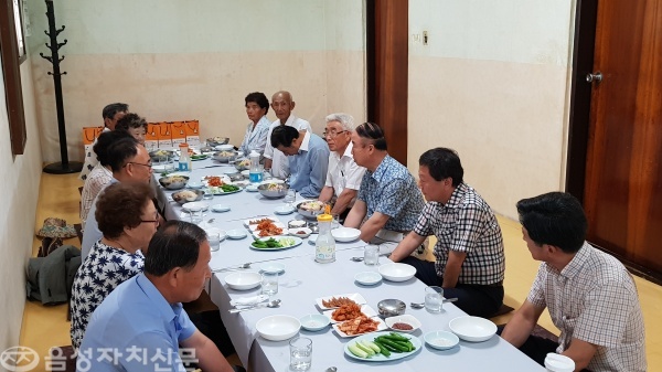 ◀ 음성군이 제73회 광복절을 앞두고 광복회 충북연합회 회원들을 관내 식당으로 초대해 식사대접을 하고 있다. 
